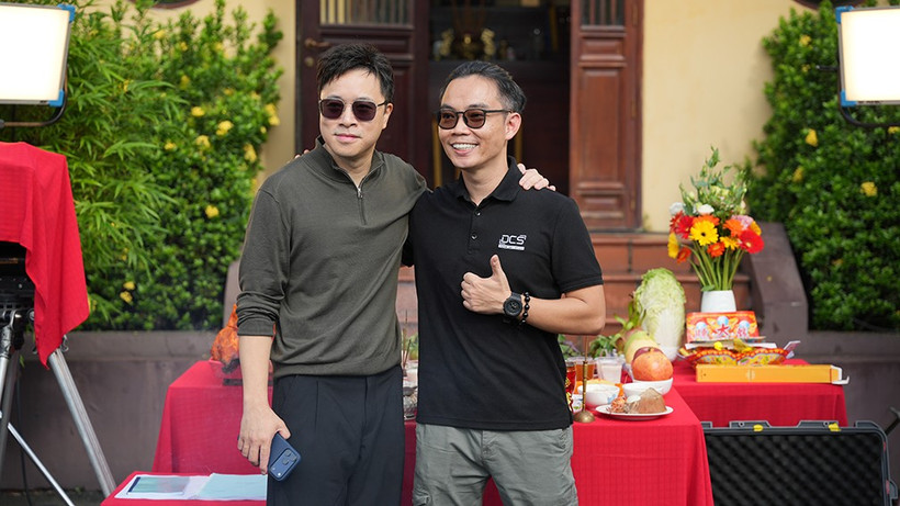 Đạo diễn Victor Vũ và đạo diễn Đức Nguyễn trong lễ khởi quay dự án "Án mạng xém hoàn hảo". (Ảnh: Galaxy Studio)