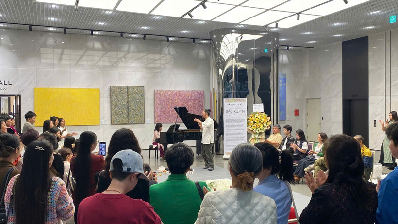 Họa sĩ Thái Tĩnh và vợ là nhà thơ Đinh Hoàng Anh trình diễn khai mạc triển lãm. 