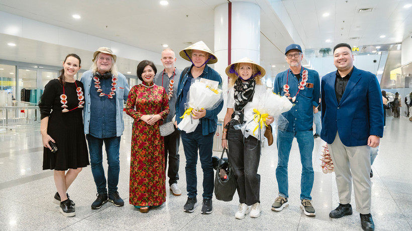 Các nghệ sĩ tại sân bay Nội Bài. (Ảnh: Ban tổ chức)