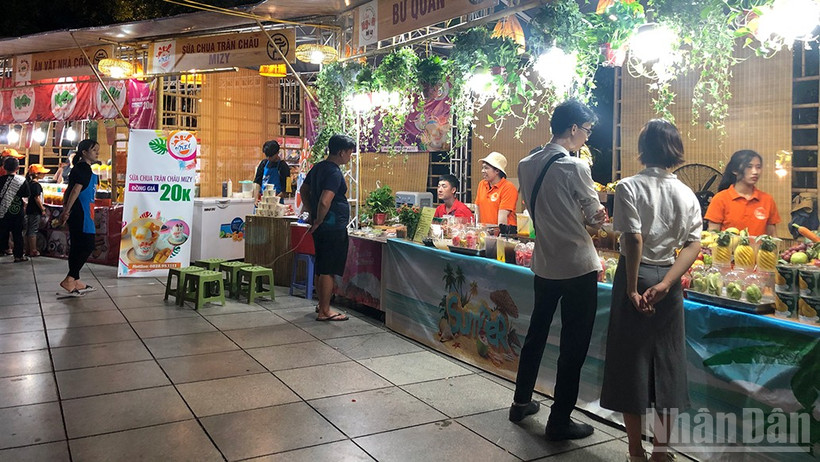 Giới thiệu đặc sản, ẩm thực vùng miền tại một hội chợ.