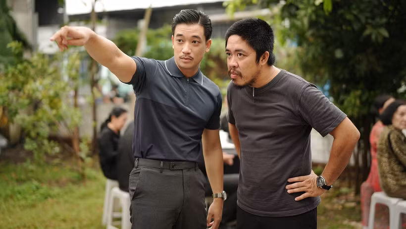 Nhà biên kịch Bình Bồng Bột (bên phải) tại hiện trường quay phim. (Ảnh: Đoàn làm phim cung cấp)