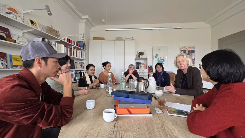 Đoàn đại biểu Nhà xuất bản Kim Đồng làm việc tại Thư viện Thanh thiếu niên Quốc tế. (Ảnh: Nhà xuất bản cung cấp)