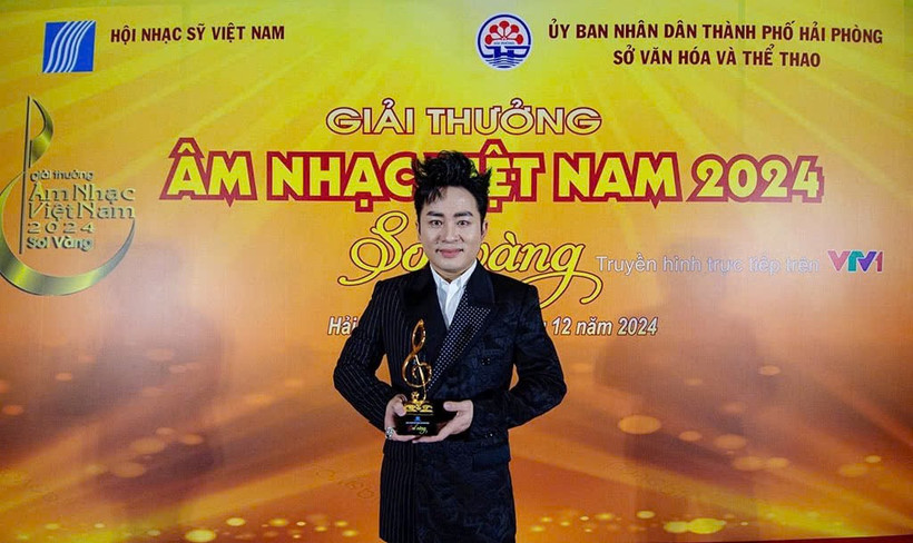 Ca sĩ Tùng Dương được vinh danh Ca sĩ xuất sắc nhất tại giải Sol Vàng năm 2024.