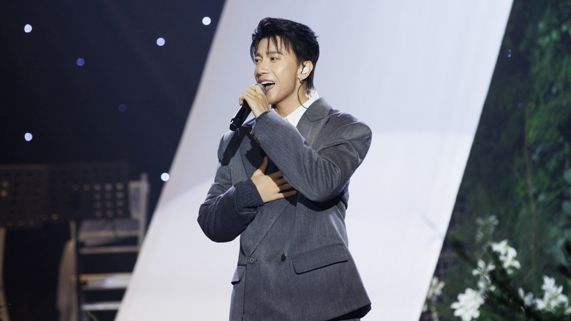 Ca sĩ S.T Sơn Thạch trình diễn ca khúc “Bầu trời này có em”.