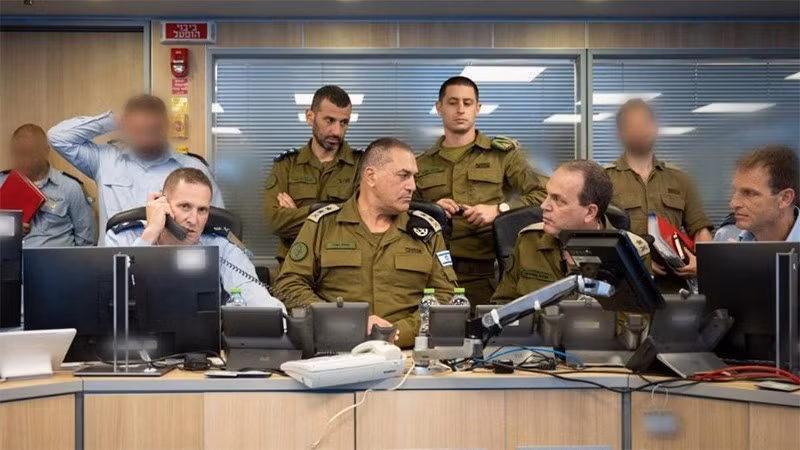 Bức ảnh do Lực lượng Phòng vệ Israel (IDF) công bố ngày 13/6/2025 cho thấy Tổng Tham mưu trưởng IDF, ông Eyal Zamir (ở giữa), đang giám sát các cuộc tấn công của IDF nhằm vào Iran, tại Phòng tình huống của Không quân Israel. (Ảnh: Tân Hoa xã)