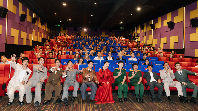 Đoàn làm phim "Mưa đỏ" giao lưu với khán giả. (Ảnh: Galaxy Studio)