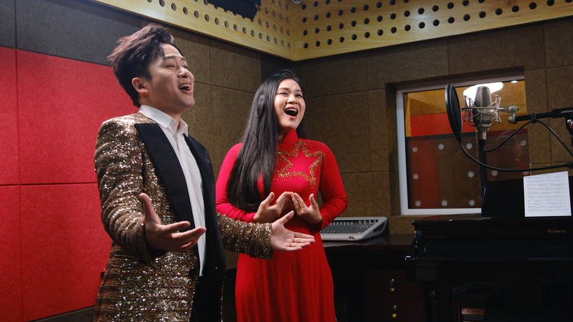 Ca sĩ Tùng Dương và Đào Tố Loan trong phòng thu cho MV. (Ảnh: NVCC)