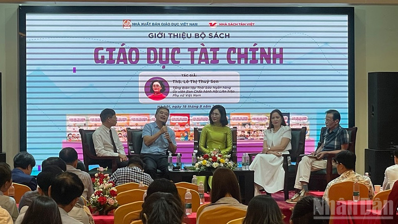 Các diễn giả chia sẻ về bộ sách. 