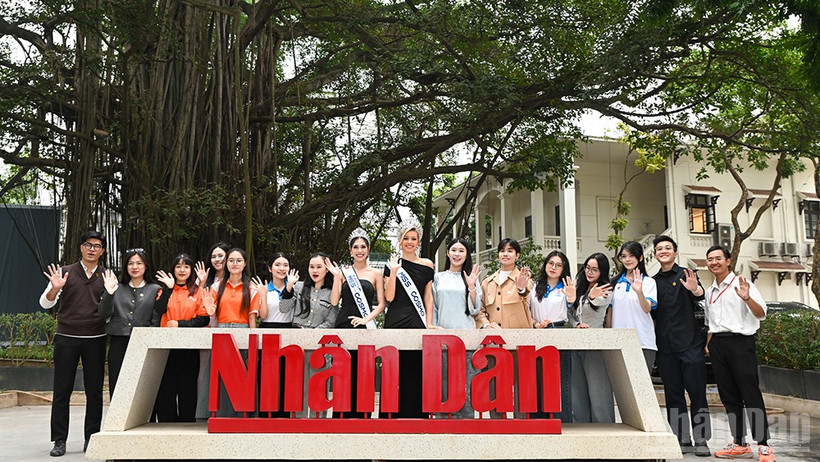 Top 2 Miss Cosmo chụp ảnh lưu niệm cùng các sinh viên tham gia buổi giao lưu tại Báo Nhân Dân. (Ảnh: THẾ ĐẠI)