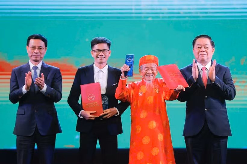 Tác giả Nguyễn Đình Tư, 104 tuổi, được trao giải A Sách Quốc gia 2024. (Ảnh: MINH QUYẾT)