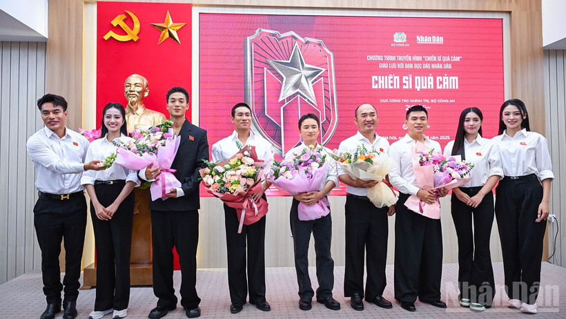 Các nghệ sĩ "Chiến sĩ quả cảm" và Top 3 Hoa hậu Việt Nam giao lưu tại Báo Nhân Dân.