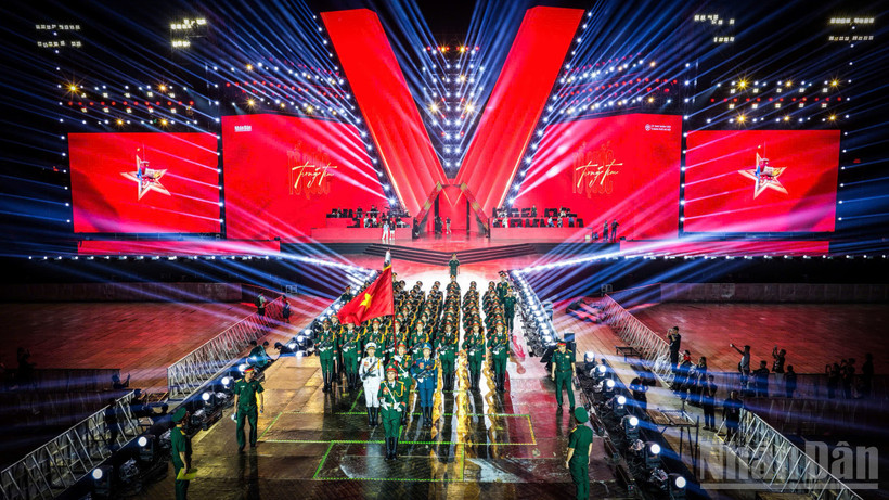 Màn duyệt binh tại Quảng trường Đỏ được tái hiện trên sân khấu “Tổ quốc trong tim”. (Ảnh: THÀNH ĐẠT