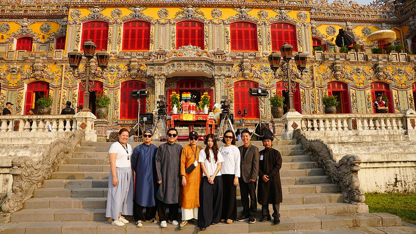 Đoàn làm phim tại Điện Kiến Trung. (Ảnh: Đoàn làm phim cung cấp)