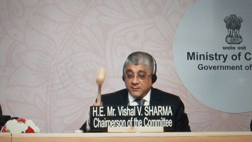 Ông Vishal V. Sharma, Đại sứ, Phái đoàn thường trực của Ấn Độ bên cạnh UNESCO, Chủ tịch Kỳ họp lần thứ 20 Ủy ban Liên chính phủ Công ước 2003 về bảo vệ di sản văn hóa phi vật thể của UNESCO gõ búa ghi danh di sản Nghề làm tranh dân gian Đông Hồ vào Danh sách di sản văn hóa phi vật thể cần bảo vệ khẩn cấp. (Ảnh: Cục Di sản văn hóa cung cấp) 