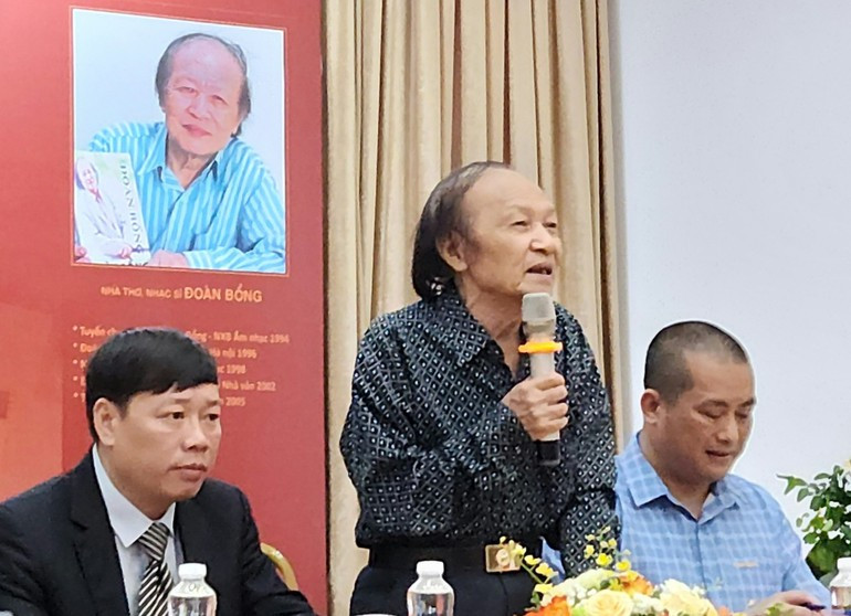 Nhà thơ, nhạc sĩ Đoàn Bổng tại Lễ ra mắt tập thơ "Bắt đầu từ đôi mắt".