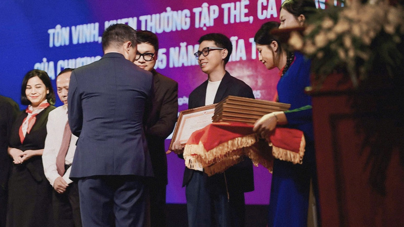 Đạo diễn trẻ Đồng Công Hiếu (người cầm bằng khen) tại buổi lễ. (Ảnh: Ban tổ chức)