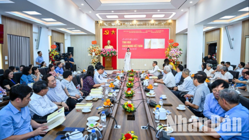 Đông đảo các đại biểu, khách mời... đã tham dự lễ ra mắt sách. (Ảnh: THÀNH ĐẠT)