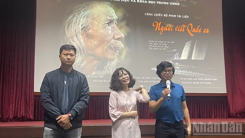 Từ phải sang: Đạo diễn Trịnh Quang Tùng, đạo diễn Đặng Linh và quay phim Đức Nguyên.