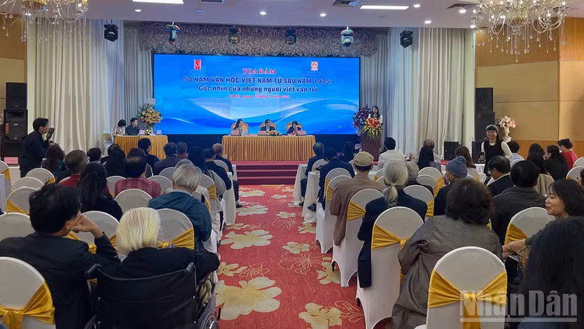 Tọa đàm thu hút sự tham gia của đông đảo các nhà văn, nhà thơ nhiều thế hệ.