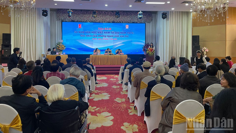 Tọa đàm thu hút sự tham gia của đông đảo các nhà văn, nhà thơ nhiều thế hệ.