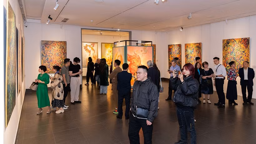 Khán giả tham quan triển lãm "Dòng chảy đột biến". (Ảnh: NVCC)