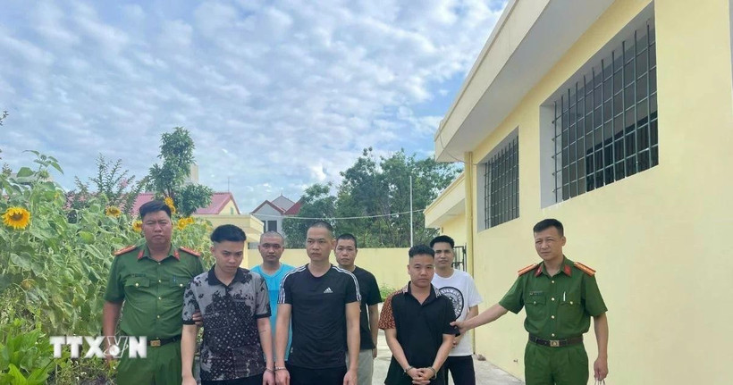 Nhóm đối tượng bị bắt giữ. (Ảnh: TTXVN)