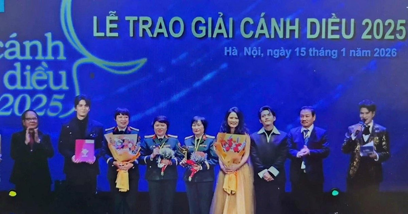 Đoàn phim "Mưa đỏ" nhận giải Cánh diều vàng 2025 cho Phim truyện điện ảnh xuất sắc. (Nguồn: Báo Quân đội Nhân dân)