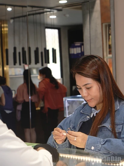 Không khí mua bán vàng tại Thành phố Hồ Chí Minh trở nên nhộn nhịp.