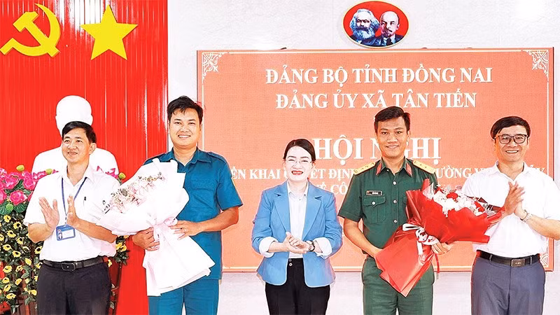 Lãnh đạo xã Tân Tiến (tỉnh Đồng Nai) tặng hoa chúc mừng các đồng chí sĩ quan về nhận nhiệm vụ tại Ban Chỉ huy quân sự xã.