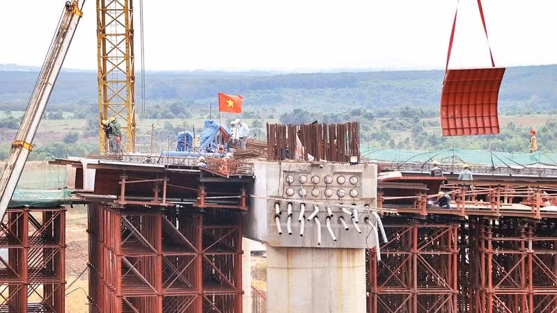 Thi công hạng mục đường dẫn vào nhà ga Cảng hàng không quốc tế Long Thành.