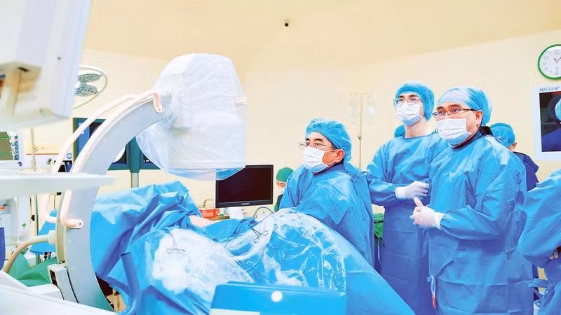 Ê-kíp bác sĩ Bệnh viện đa khoa Xuyên Á phẫu thuật laser điều trị bệnh về tiết niệu.