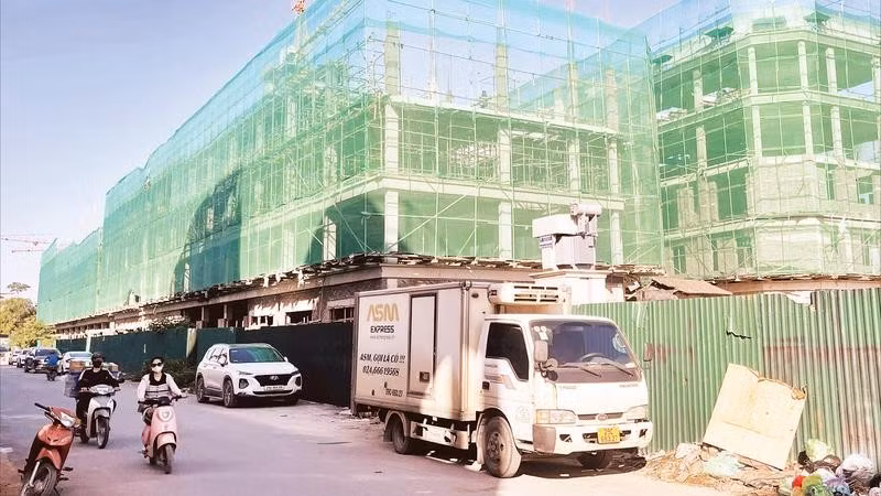 Dự án nhà ở xã hội Rice City Long Châu (phường Bồ Đề) đang được thi công.