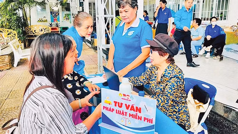 Cô Hoàng Thị Lợi tham gia tư vấn pháp luật miễn phí cho bà con.