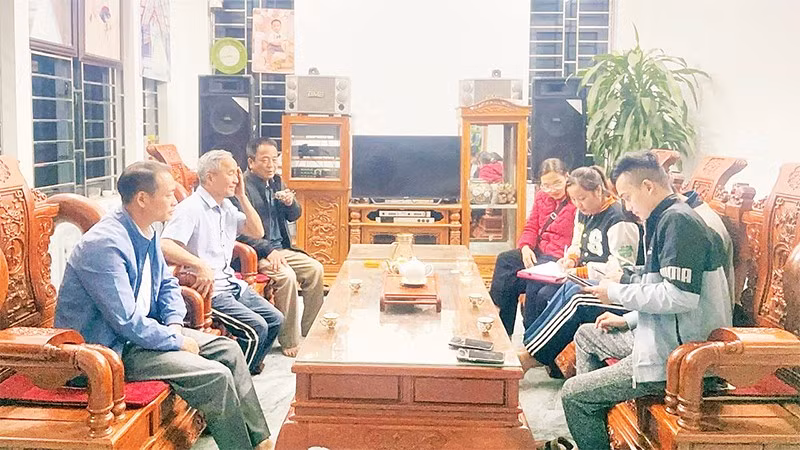 Tổ công nghệ số cộng đồng hướng dẫn người dân tại nhà.