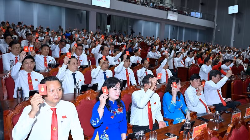 “Đại hội số hóa” cấp tỉnh lần đầu tiên tại Cà Mau, các đại biểu khai thác dữ liệu trên máy tính bảng thay cho tài liệu giấy truyền thống.