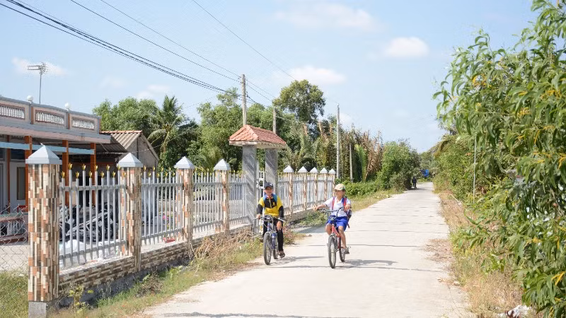 Học sinh xã Vĩnh Bình, tỉnh An Giang đến trường.