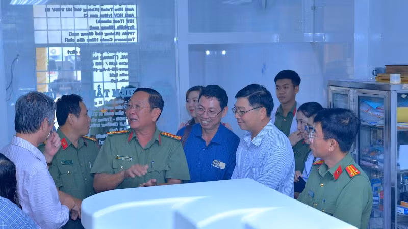 : Hội đồng thẩm định kiểm tra, khảo sát quy trình tiếp nhận bệnh nhân và vận hành phần mềm hồ sơ bệnh án điện tử tại Bệnh viện Công an tỉnh Cà Mau. 