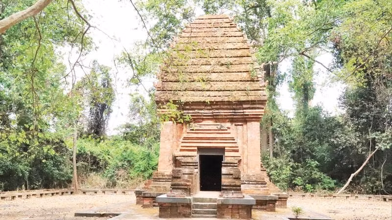 Tháp Yang Prong (Thần lớn) hay còn được người dân địa phương gọi là tháp Chàm Rừng xanh nằm ở thôn 5, xã Ea Rốk, tỉnh Đắk Lắk.