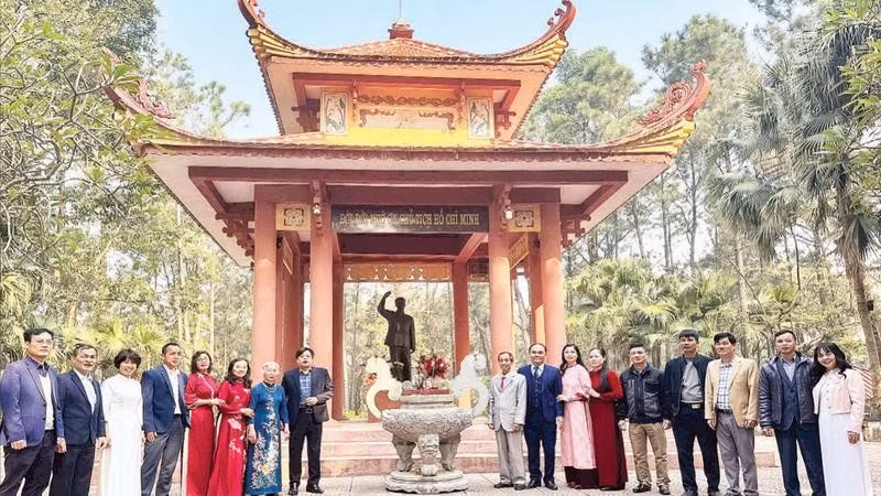 Khách tham quan dâng hương tại tượng đài Chủ tịch Hồ Chí Minh trên Đồi 79 Mùa Xuân.