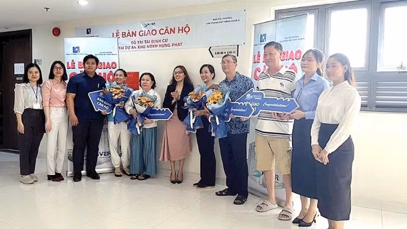 Người dân vui mừng nhận suất tái định cư tại Chung cư 2225 Phạm Thế Hiển, phường Bình Đông (Khu nhà ở xã hội Hưng Phát).