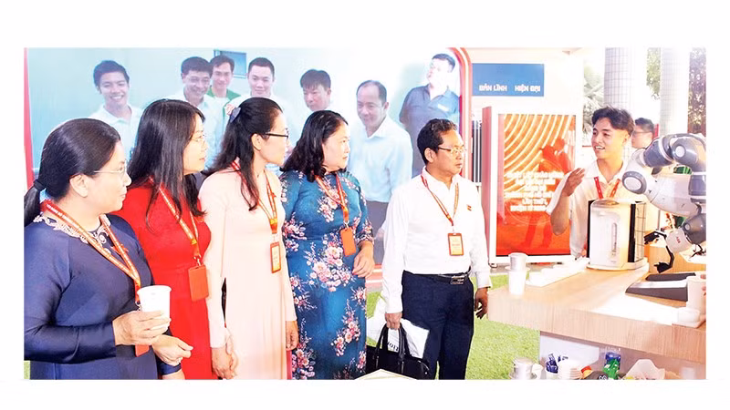 Trưng bày các sản phẩm khoa học, công nghệ tại Đại hội đại biểu Đảng bộ Thành phố Hồ Chí Minh lần thứ 1, nhiệm kỳ 2025-2030.