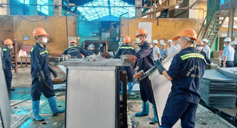 Nhà máy sản xuất kẽm thỏi duy nhất cả nước, công nhân Nhà máy Kẽm điện phân Thái Nguyên hăng hái lao động ngay từ ngày đầu xuân mới. Ảnh: THẾ BÌNH