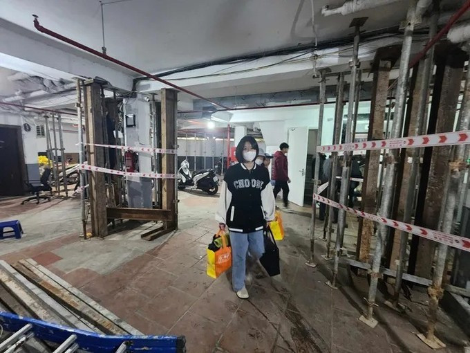 Người dân di dời khỏi chung cư mini ở phố Khương Đình do cột bê-tông bị nứt.