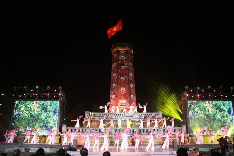 Biểu diễn văn nghệ tại không gian phố đi bộ quanh Thành cổ Sơn Tây. (Ảnh: Chí Dũng)