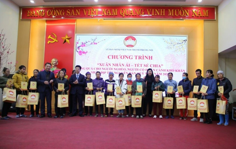 Lãnh đạo Ủy ban Mặt trận Tổ quốc Việt Nam thành phố Hà Nội trao quà Tết cho người nghèo tại Chương trình ''Xuân nhân ái - Tết sẻ chia'' do Ủy ban Mặt trận Tổ quốc Việt Nam thành phố tổ chức nhân dịp Tết Quý Mão 2023.