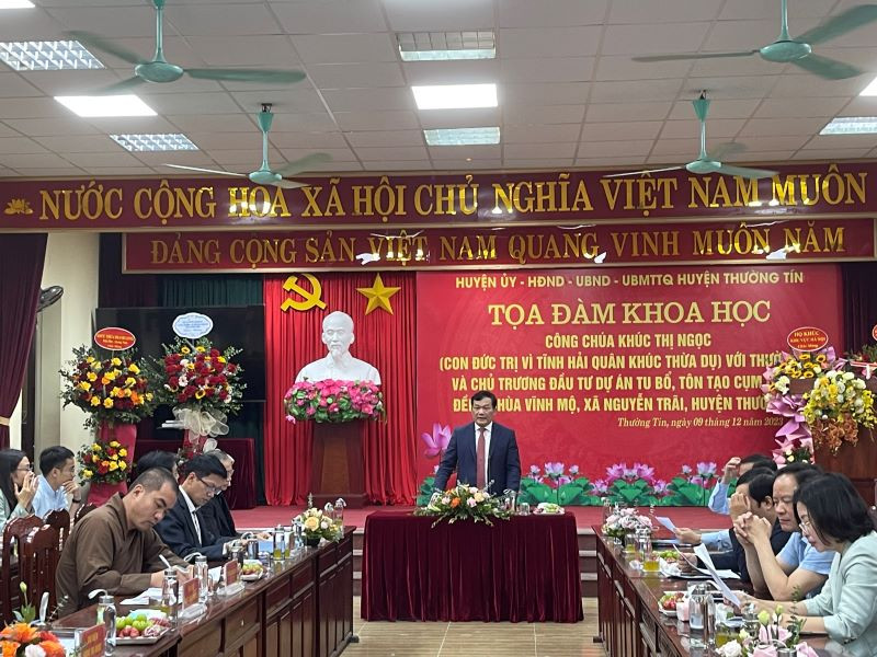 Các nhà khoa học, các đại biểu dự tọa đàm khoa học về chủ trương đầu tư dự án tu bổ, tôn tạo cụm di tích đền-chùa Vĩnh Mộ, xã Nguyễn Trãi.