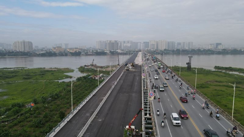 Công trình cầu Vĩnh Tuy giai đoạn 2 đang được hoàn thiện, chuẩn bị thông xe vào đầu tháng 10/2023. (Ảnh: Tuấn Lương)