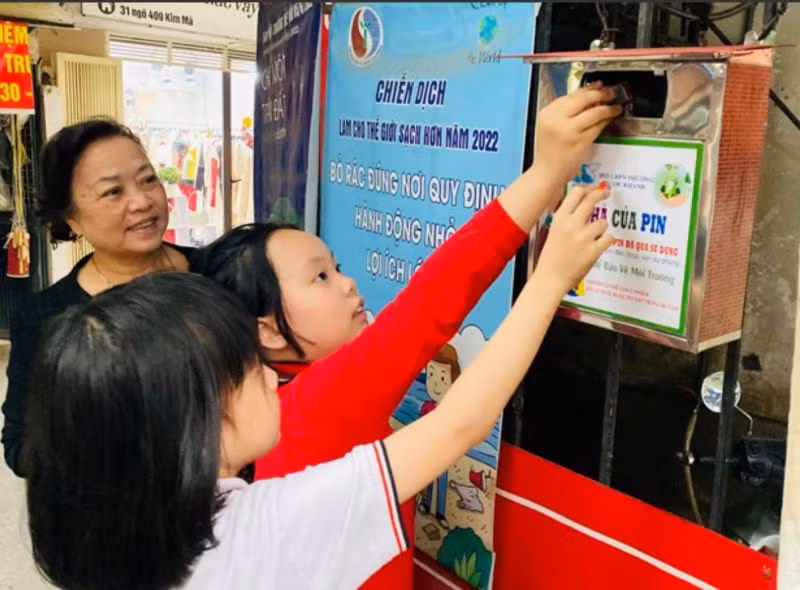 Hội viên Hội Liên hiệp Phụ nữ phường Ngọc Khánh hướng dẫn các cháu nhỏ bỏ pin đã qua sử dụng vào nơi thu gom riêng.