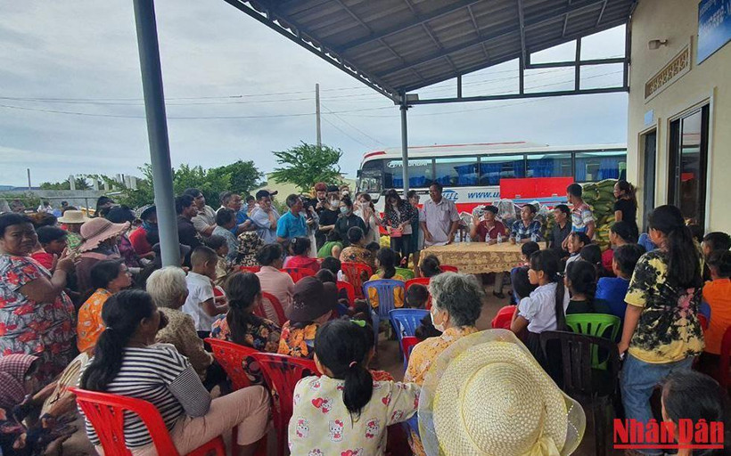 Các gia đình bà con gốc Việt Nam và Campuchia đến nhận quà.