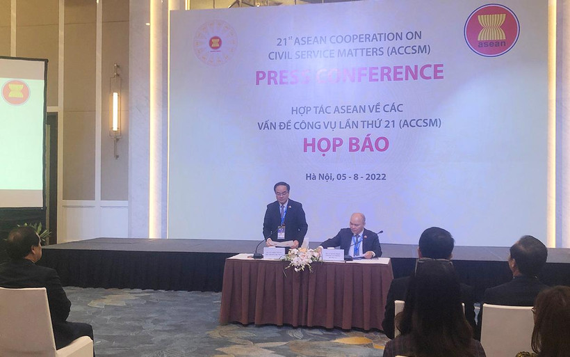 Thứ trưởng Nội vụ Vũ Chiến Thắng trả lời, giải đáp các nội dung được báo chí quan tâm.